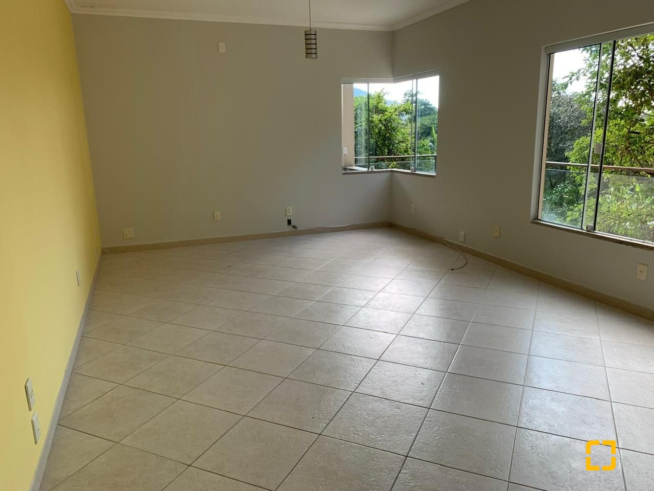Casa com 200m², 4 quartos (sendo 1 suíte), 2 garagens, no bairro Lagoa da Conceição em Florianópolis