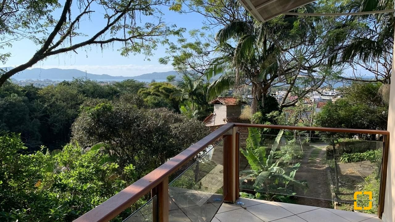 Casa com 200m², 4 quartos (sendo 1 suíte), 2 garagens, no bairro Lagoa da Conceição em Florianópolis