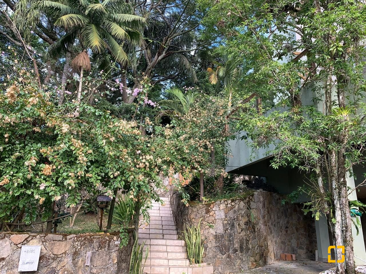 Casa com 200m², 4 quartos (sendo 1 suíte), 2 garagens, no bairro Lagoa da Conceição em Florianópolis