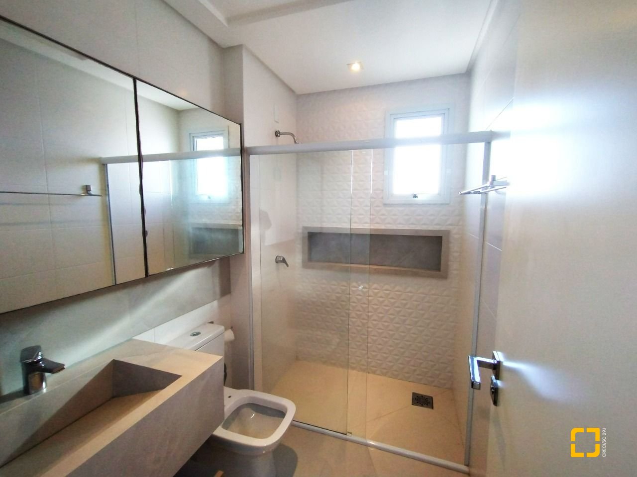 Apartamento com 125m², 6 quartos (sendo 3 suítes), 2 garagens, no bairro Kobrasol em São José