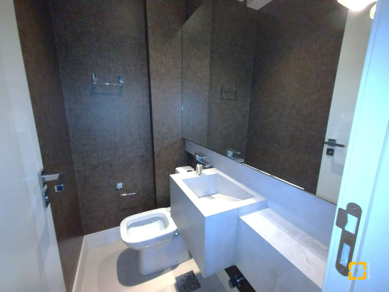 Apartamento com 125m², 6 quartos (sendo 3 suítes), 2 garagens, no bairro Kobrasol em São José