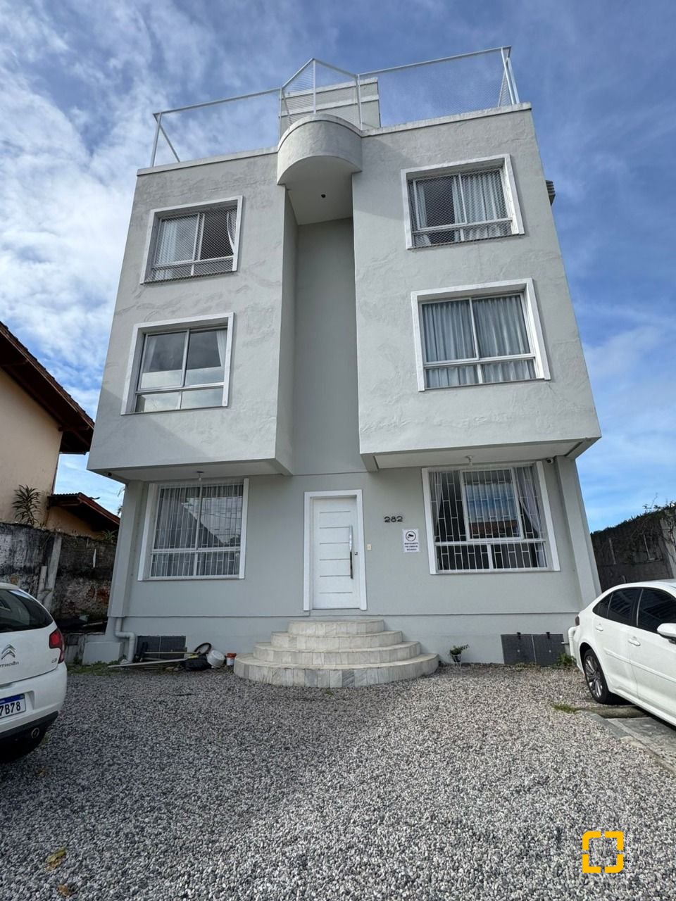 Prédio com 307m², 6 garagens, no bairro Trindade em Florianópolis