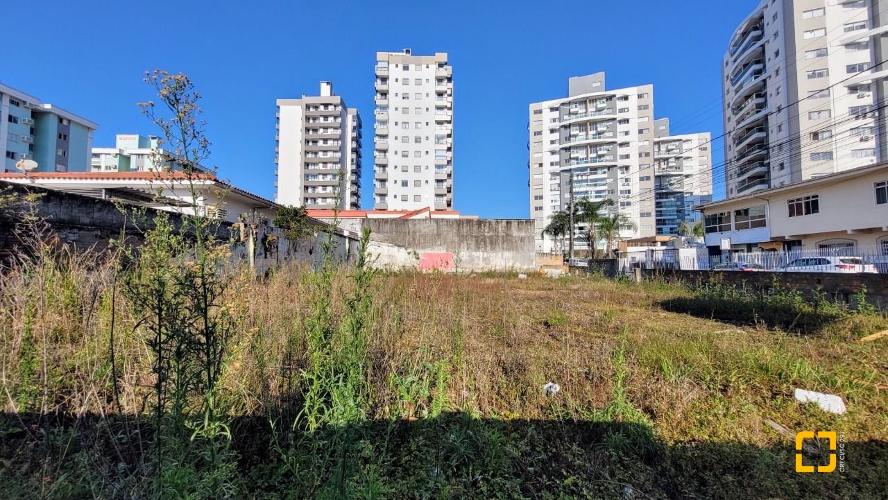 Terreno com 540m², no bairro Barreiros em São José