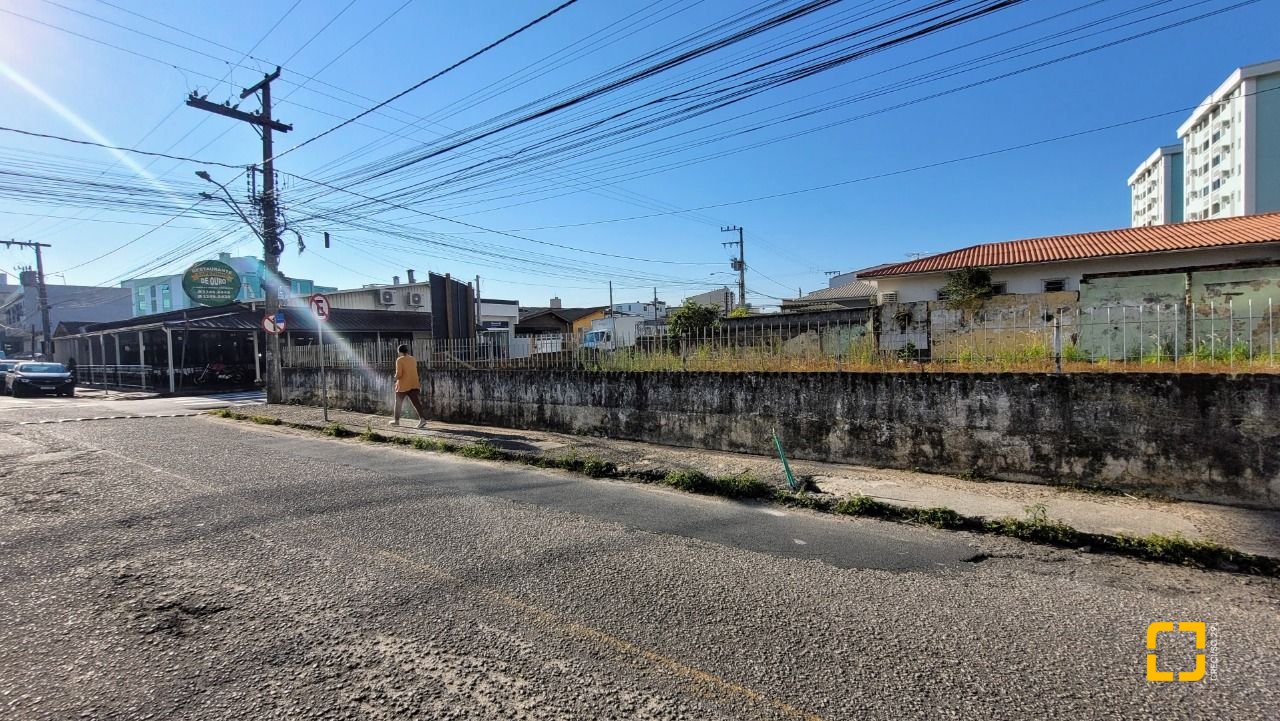 Terreno com 540m², no bairro Barreiros em São José