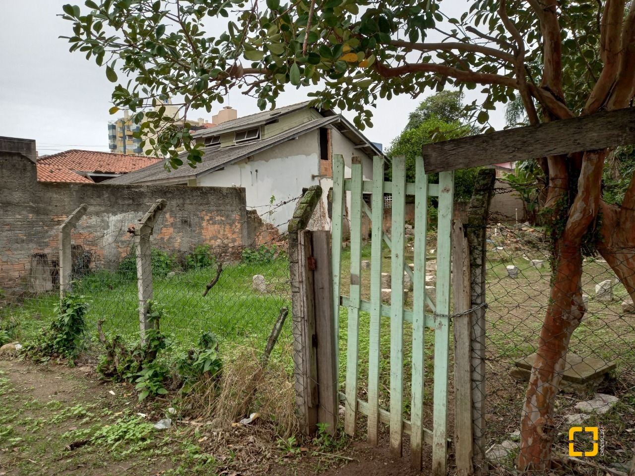 Terreno com 429m², no bairro Abraão em Florianópolis