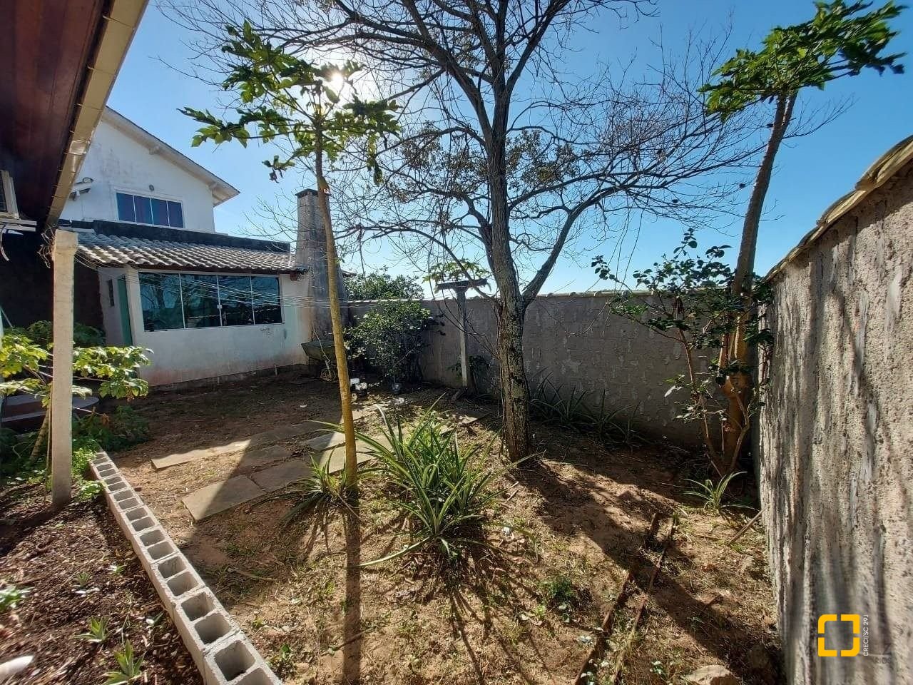 Casa com 131m², 2 quartos (sendo 1 suíte), 2 garagens, no bairro São João do Rio Vermelho em Florianópolis