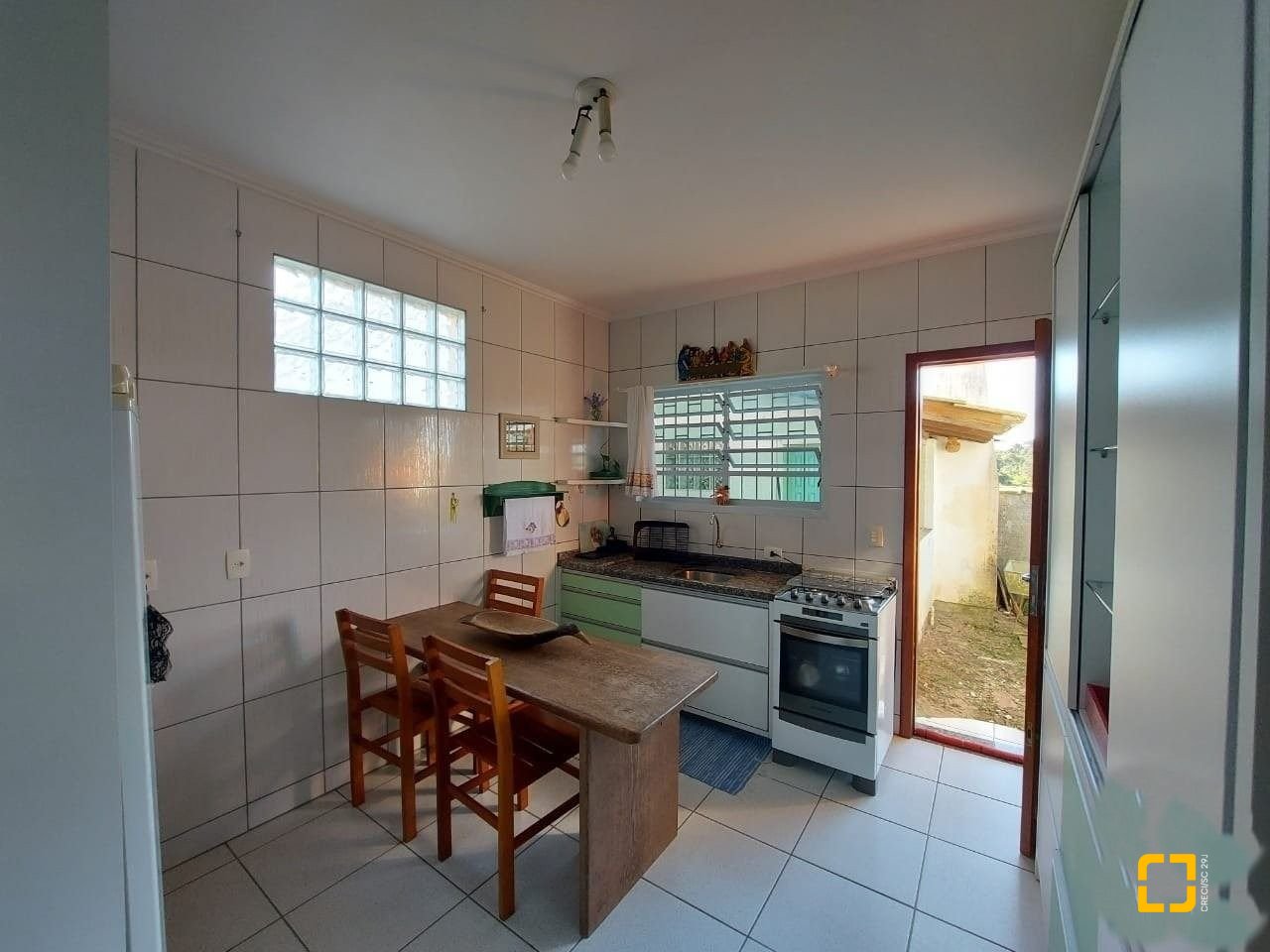 Casa com 131m², 2 quartos (sendo 1 suíte), 2 garagens, no bairro São João do Rio Vermelho em Florianópolis