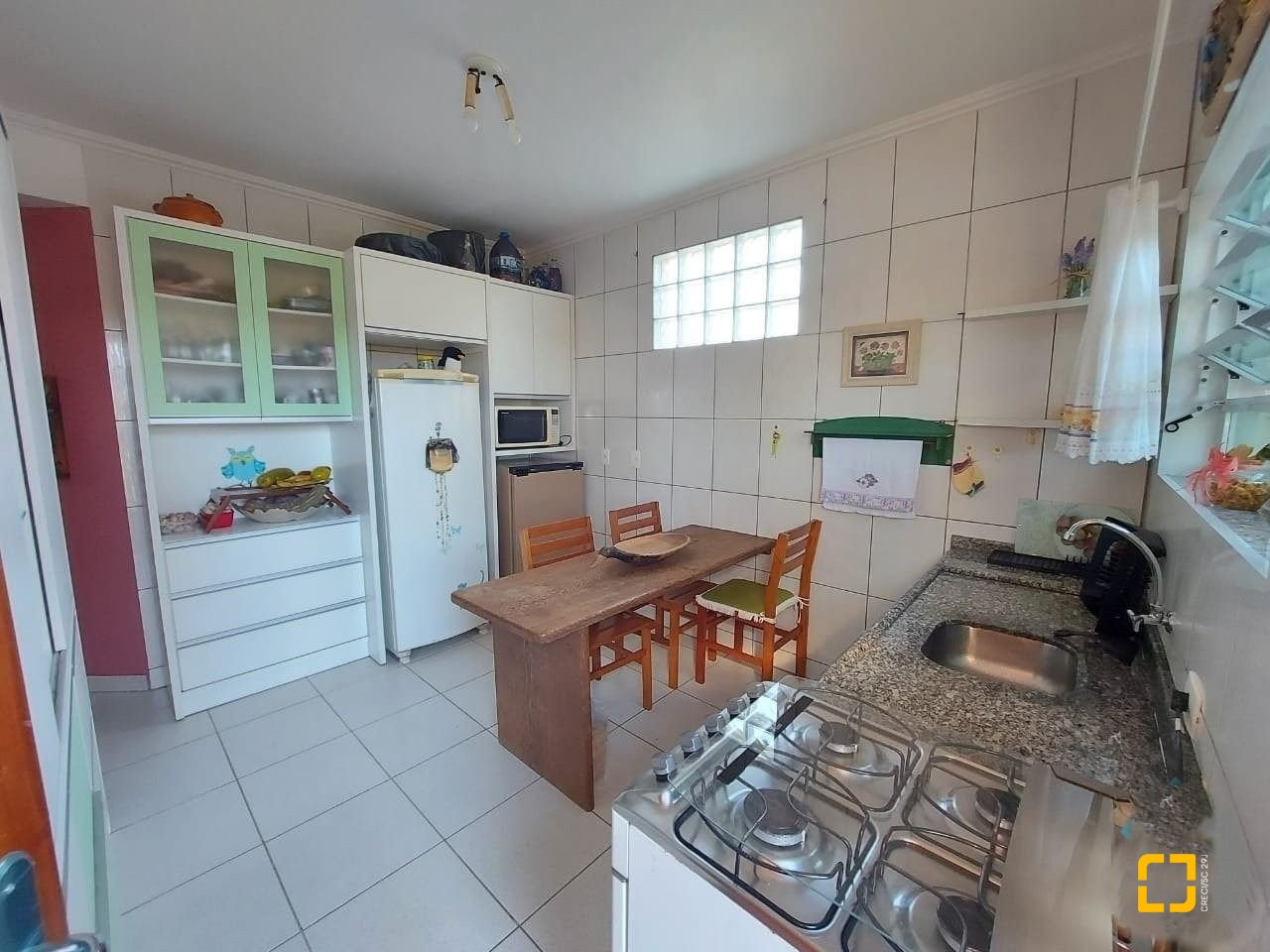 Casa com 131m², 2 quartos (sendo 1 suíte), 2 garagens, no bairro São João do Rio Vermelho em Florianópolis