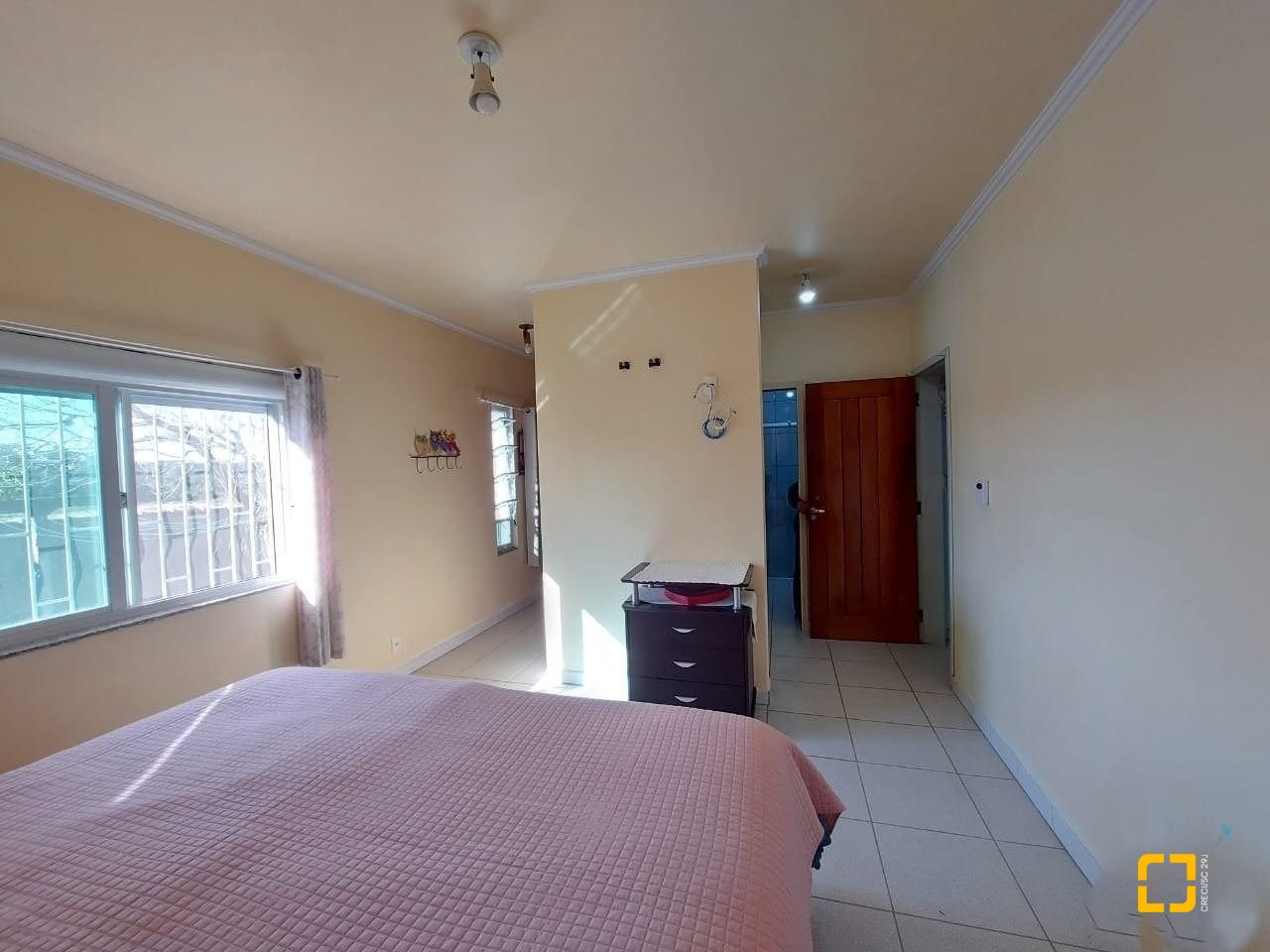 Casa com 131m², 2 quartos (sendo 1 suíte), 2 garagens, no bairro São João do Rio Vermelho em Florianópolis