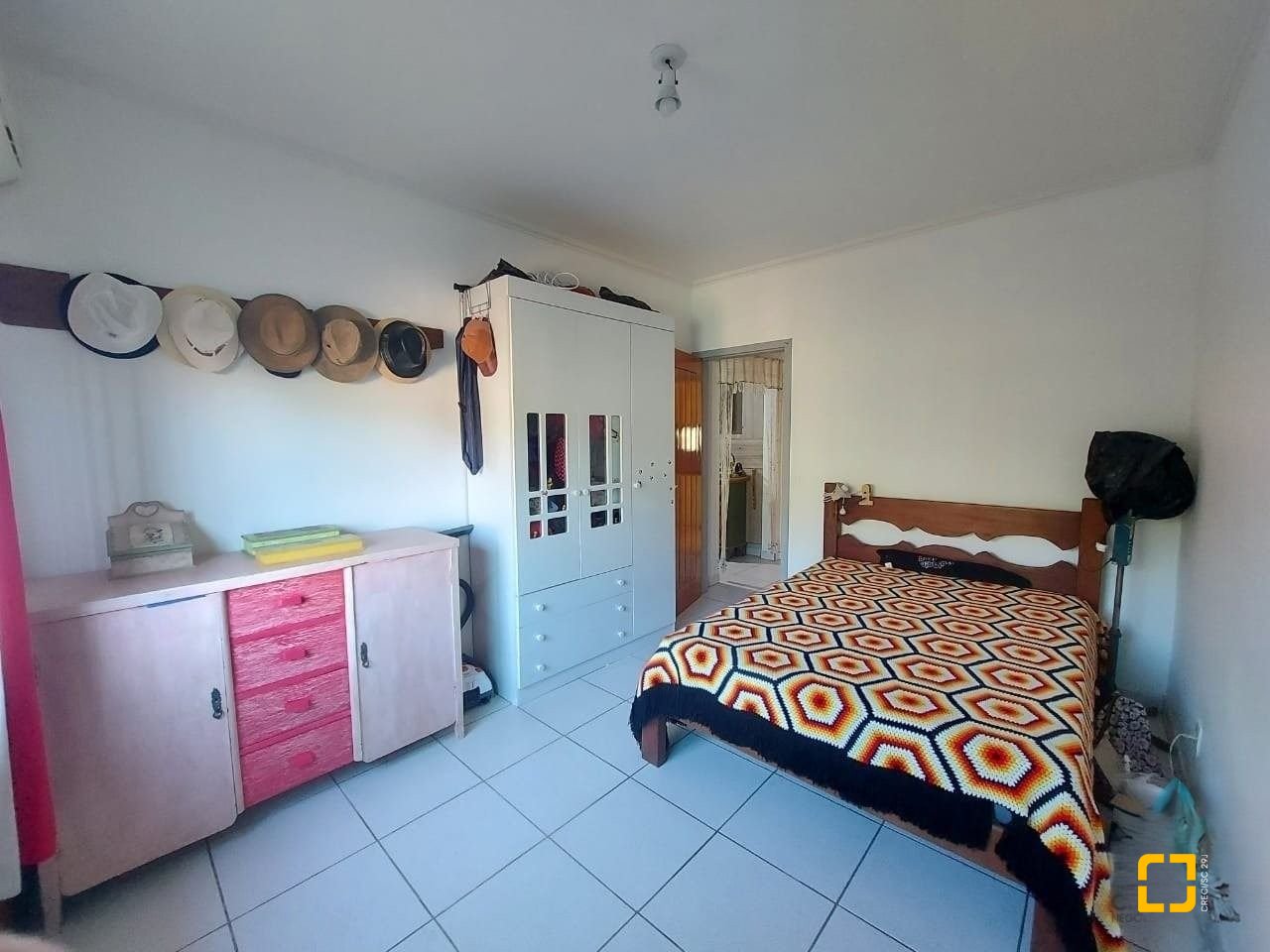 Casa com 131m², 2 quartos (sendo 1 suíte), 2 garagens, no bairro São João do Rio Vermelho em Florianópolis