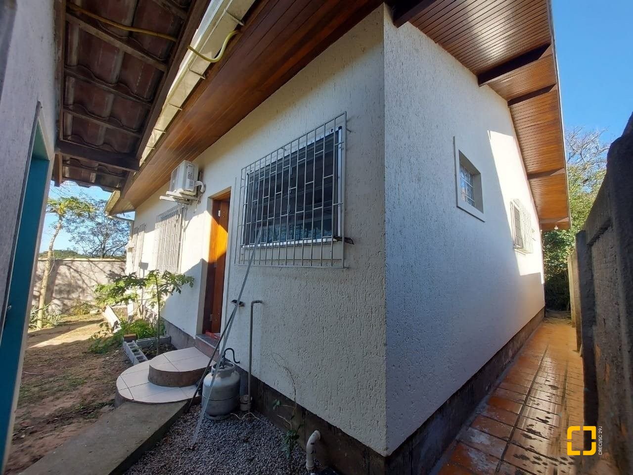 Casa com 131m², 2 quartos (sendo 1 suíte), 2 garagens, no bairro São João do Rio Vermelho em Florianópolis