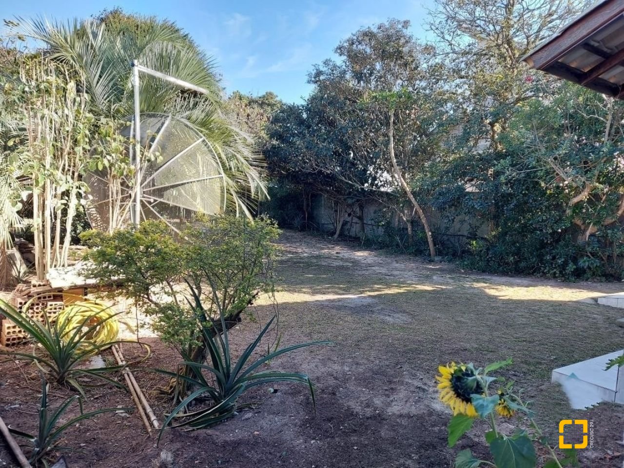 Casa com 131m², 2 quartos (sendo 1 suíte), 2 garagens, no bairro São João do Rio Vermelho em Florianópolis