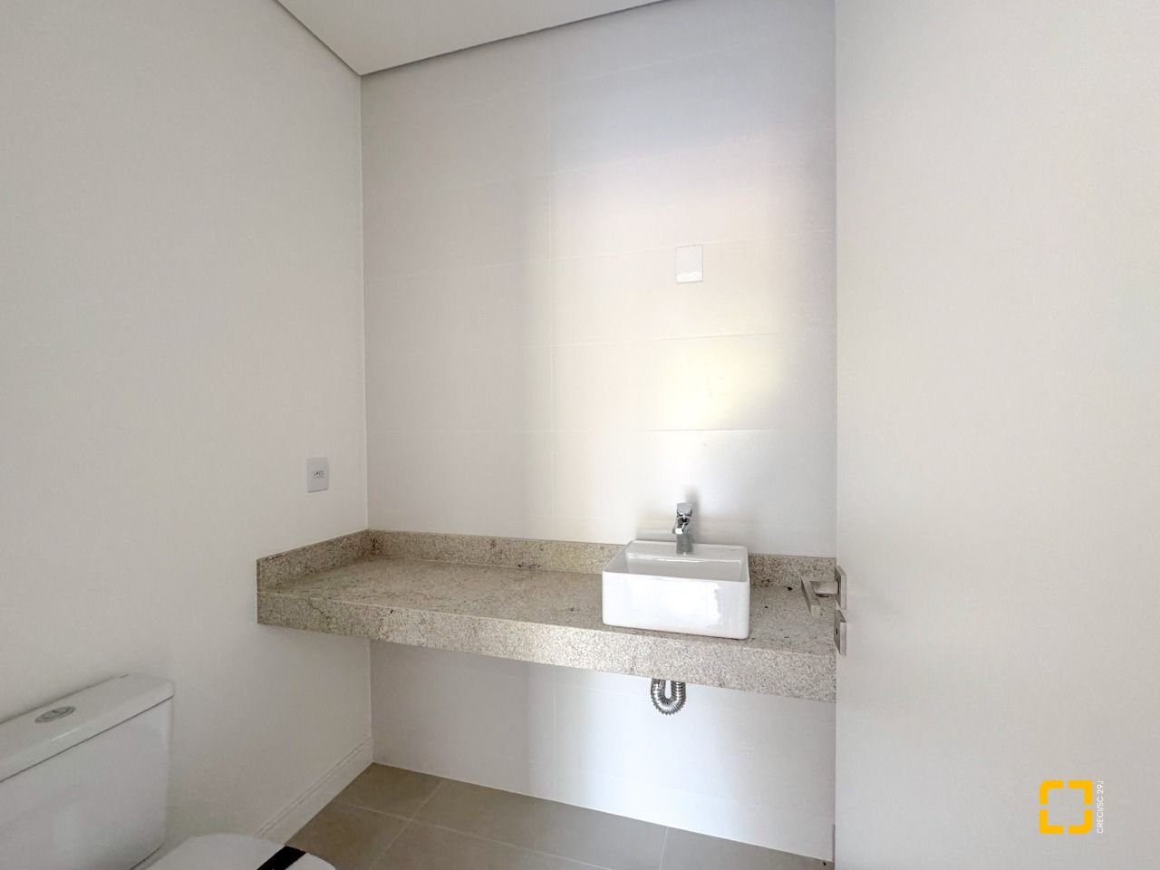 Apartamento com 96m², 2 quartos (sendo 2 suítes), 2 garagens, no bairro Santo Antônio de Lisboa em Florianópolis