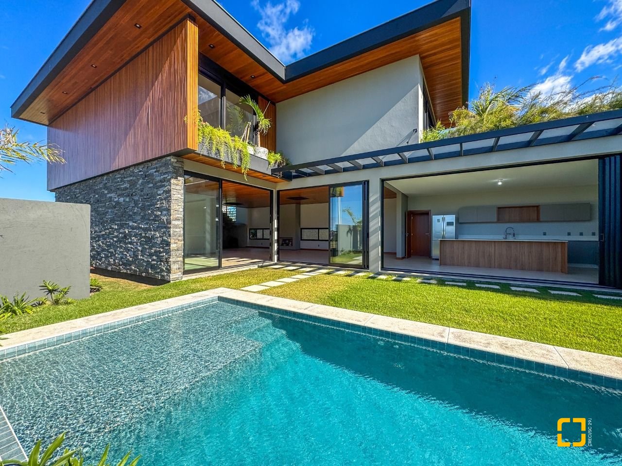 Casa com 607m², 8 quartos (sendo 4 suítes), 6 garagens, no bairro Lagoa da Conceição em Florianópolis