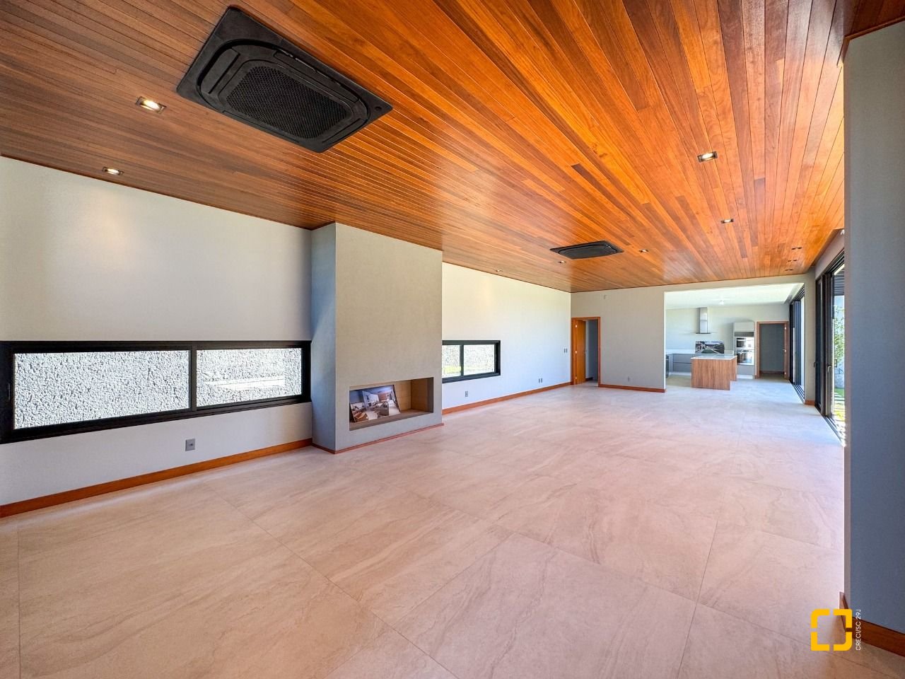 Casa com 607m², 8 quartos (sendo 4 suítes), 6 garagens, no bairro Lagoa da Conceição em Florianópolis