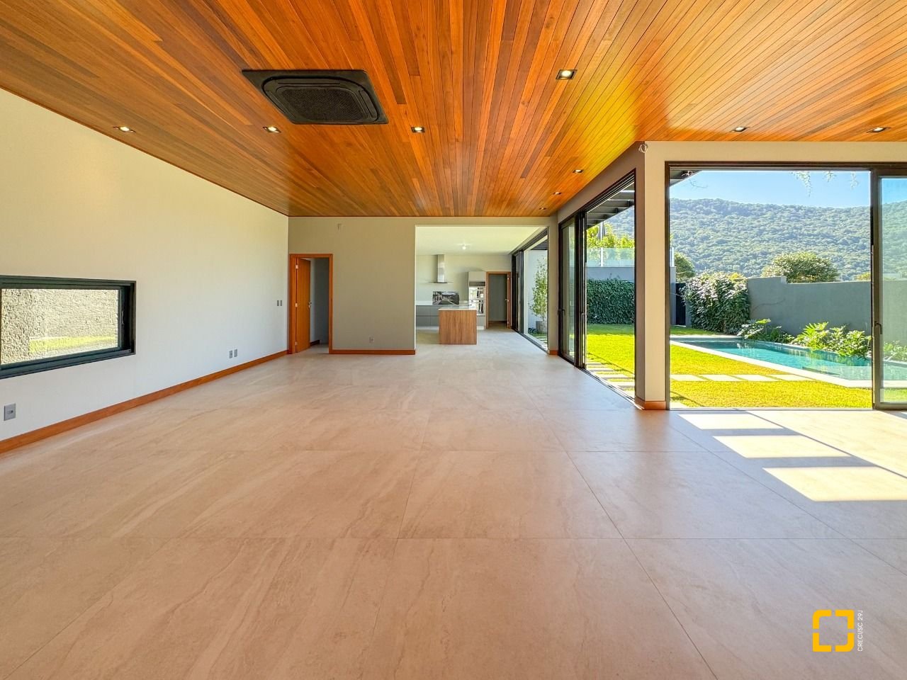 Casa com 607m², 8 quartos (sendo 4 suítes), 6 garagens, no bairro Lagoa da Conceição em Florianópolis