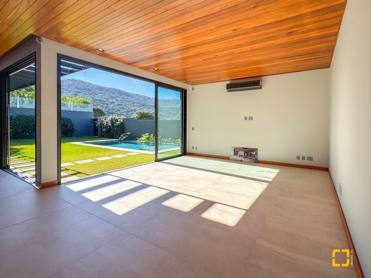 Casa com 607m², 8 quartos (sendo 4 suítes), 6 garagens, no bairro Lagoa da Conceição em Florianópolis