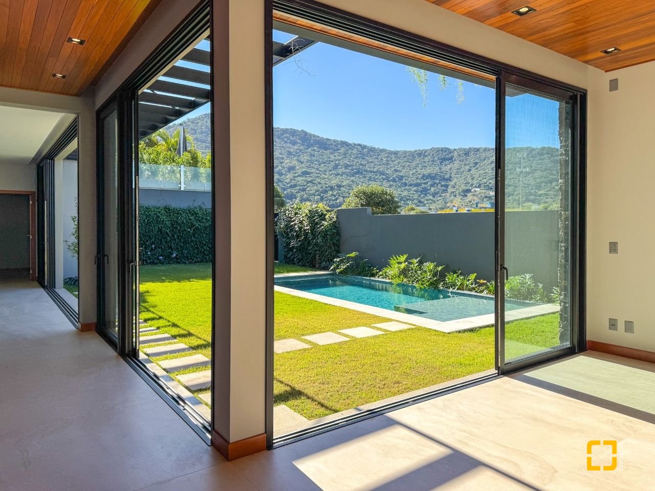 Casa com 607m², 8 quartos (sendo 4 suítes), 6 garagens, no bairro Lagoa da Conceição em Florianópolis