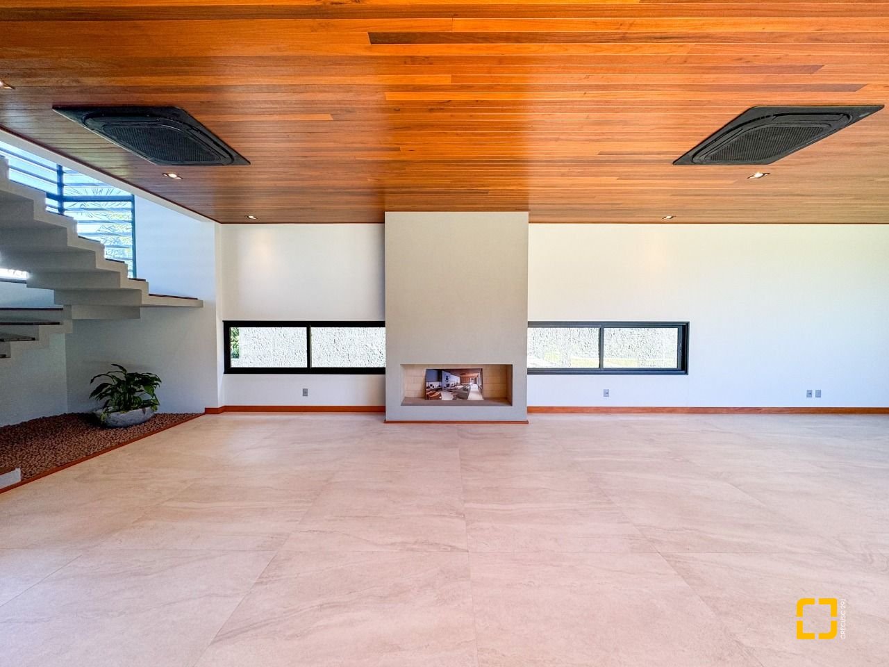Casa com 607m², 8 quartos (sendo 4 suítes), 6 garagens, no bairro Lagoa da Conceição em Florianópolis