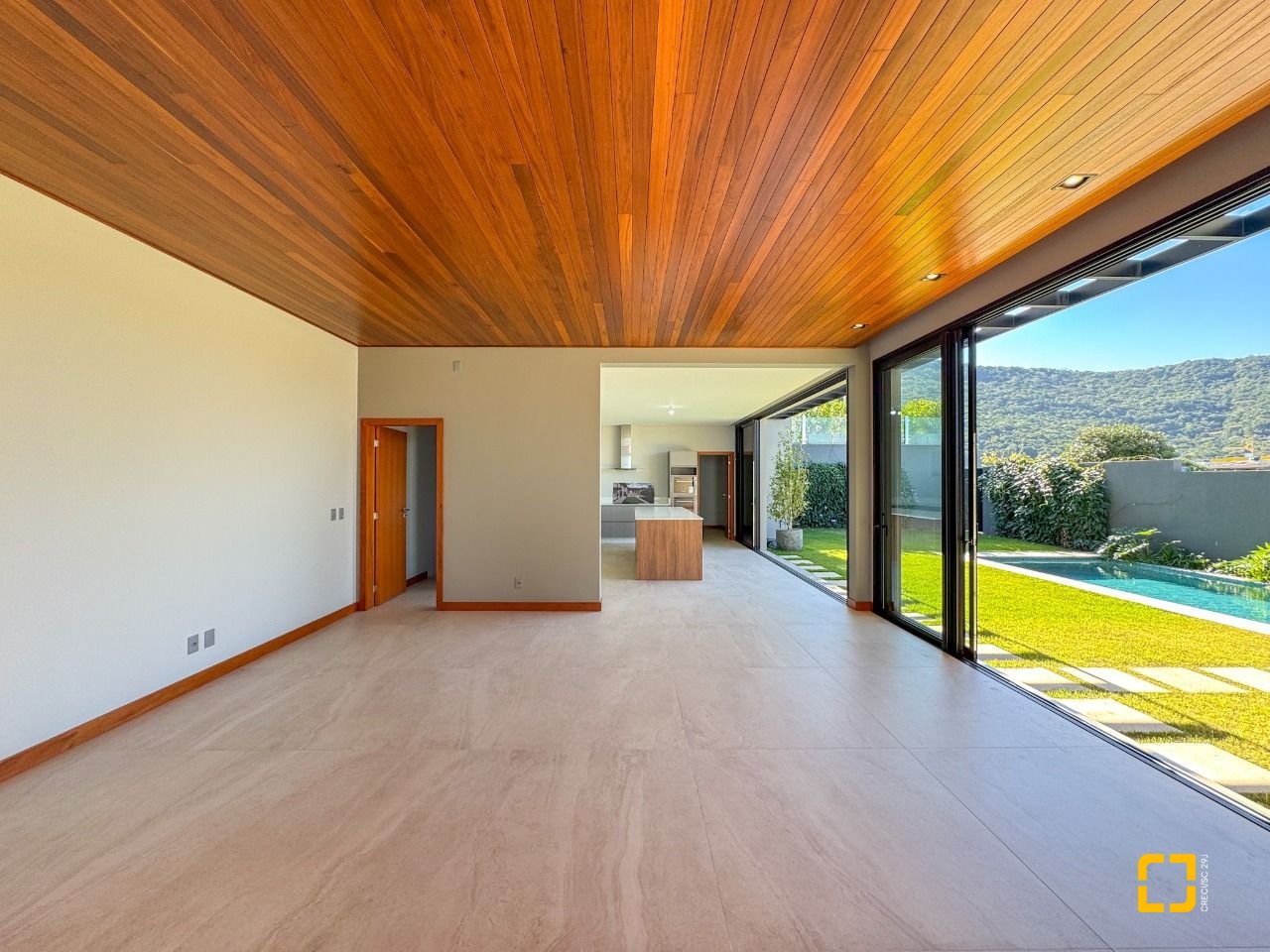 Casa com 607m², 8 quartos (sendo 4 suítes), 6 garagens, no bairro Lagoa da Conceição em Florianópolis