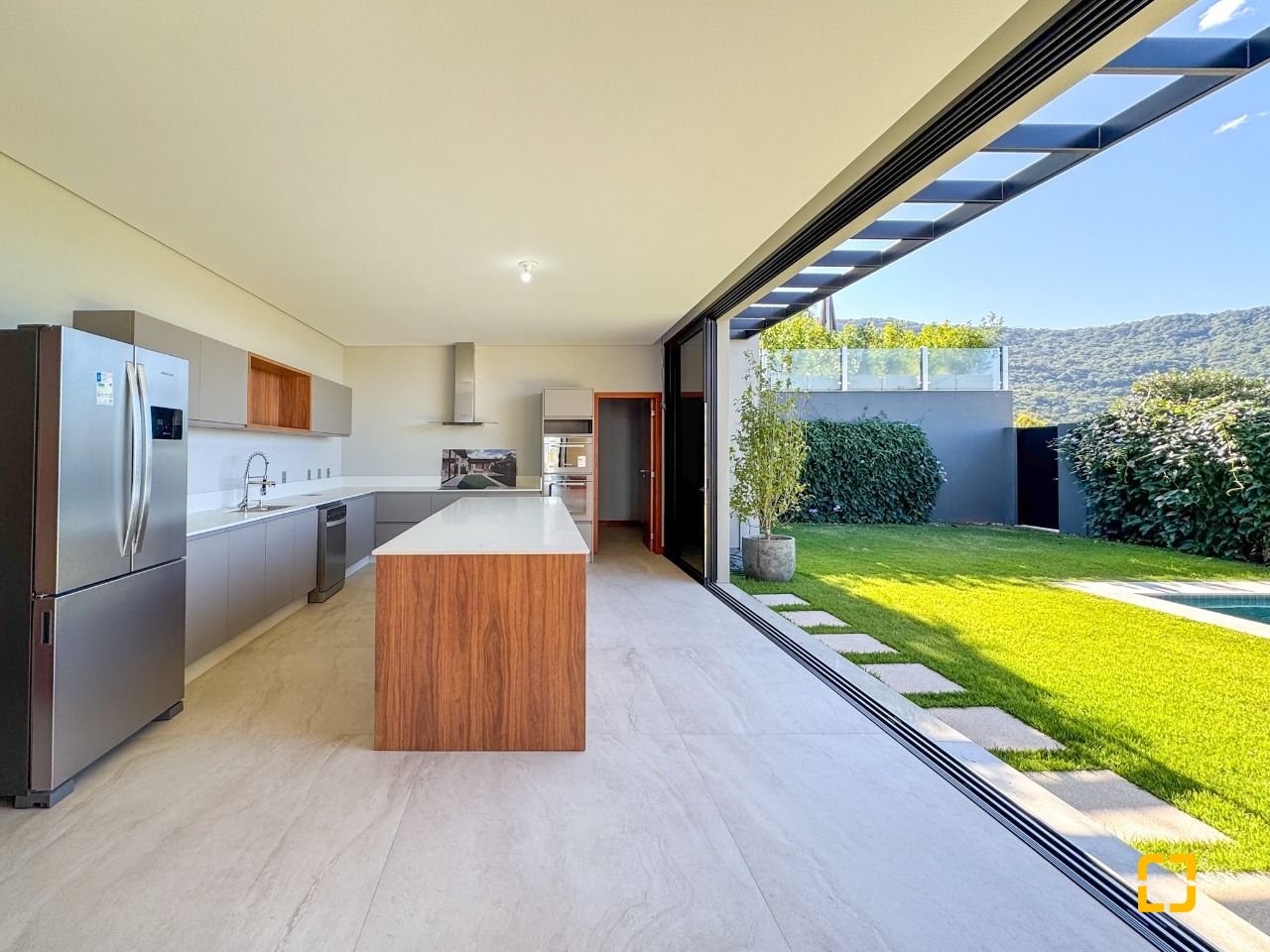 Casa com 607m², 8 quartos (sendo 4 suítes), 6 garagens, no bairro Lagoa da Conceição em Florianópolis