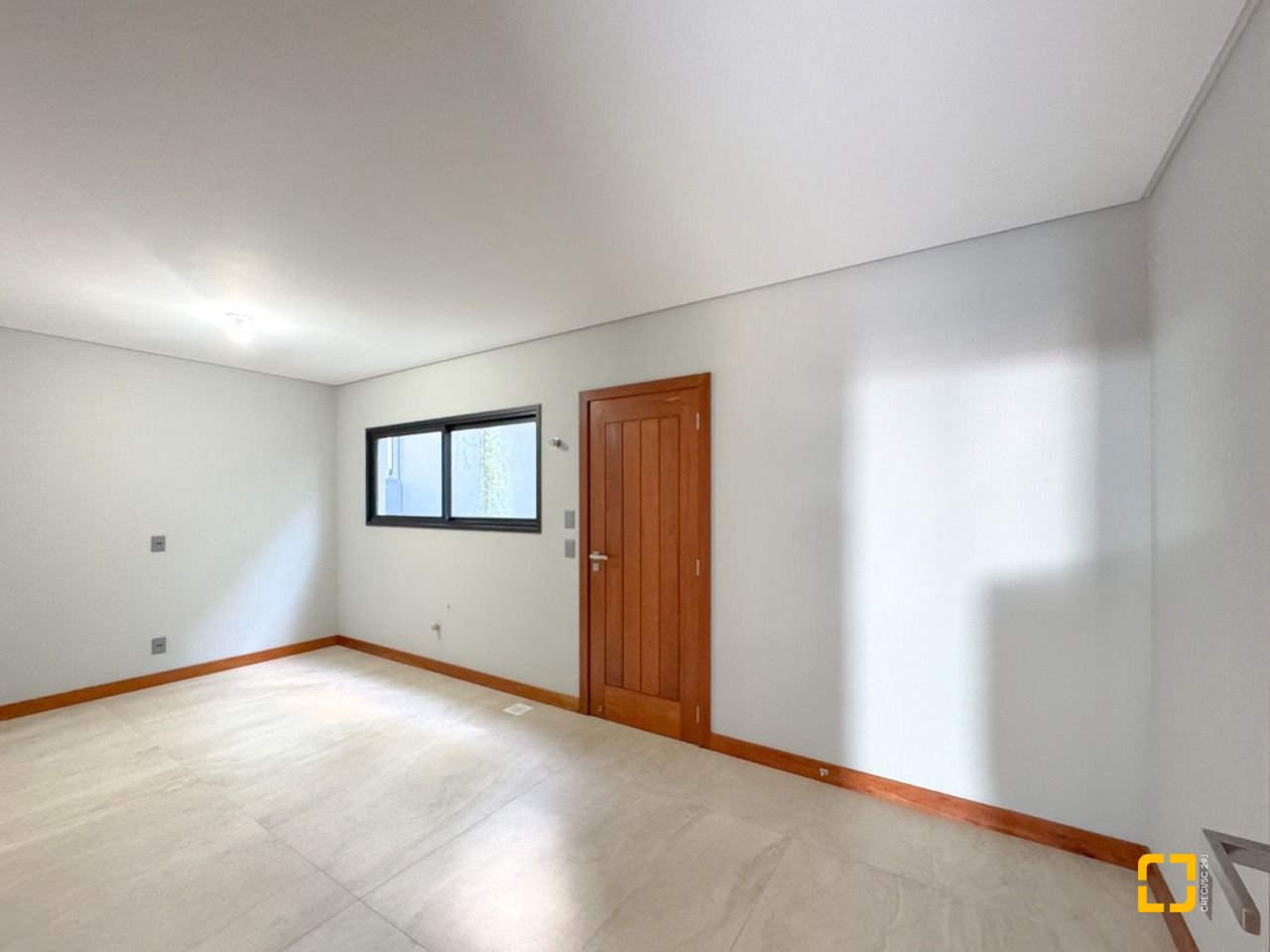 Casa com 607m², 8 quartos (sendo 4 suítes), 6 garagens, no bairro Lagoa da Conceição em Florianópolis
