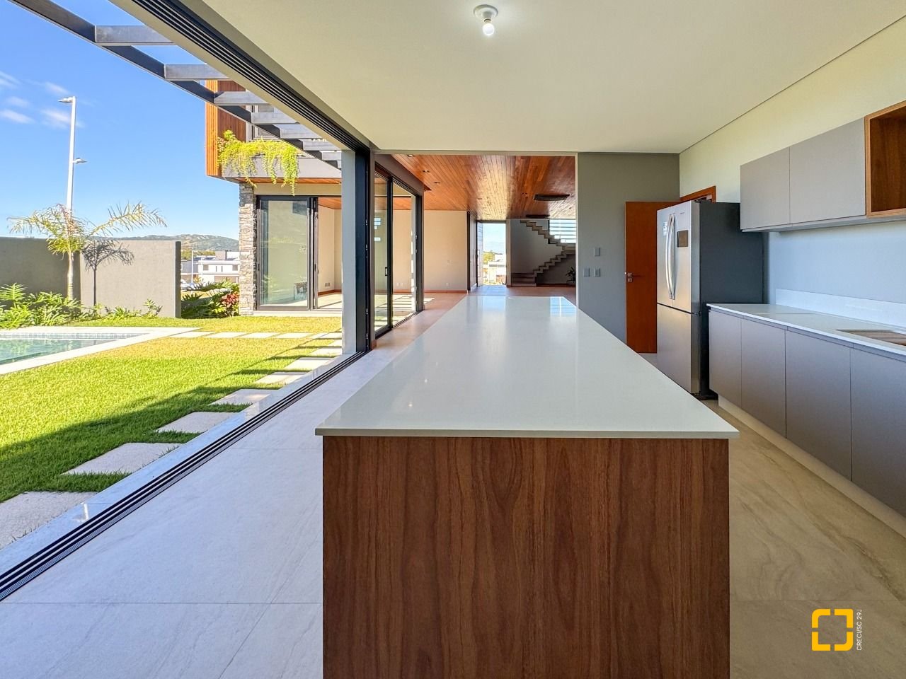 Casa com 607m², 8 quartos (sendo 4 suítes), 6 garagens, no bairro Lagoa da Conceição em Florianópolis