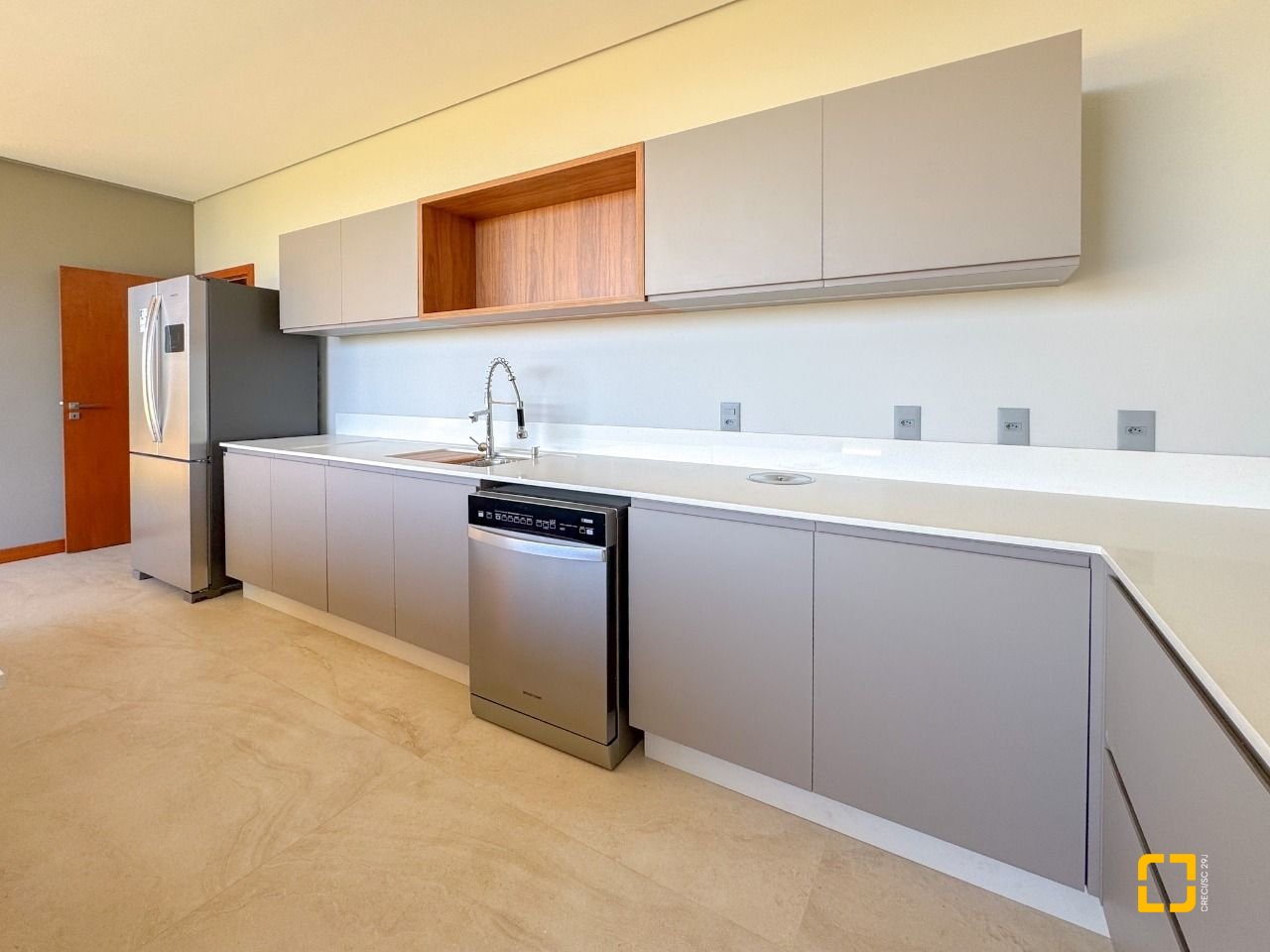 Casa com 607m², 8 quartos (sendo 4 suítes), 6 garagens, no bairro Lagoa da Conceição em Florianópolis