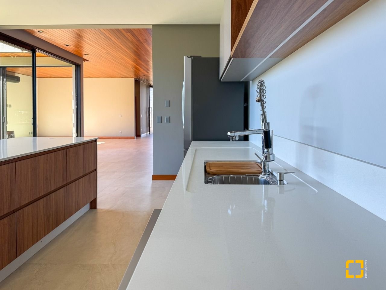 Casa com 607m², 8 quartos (sendo 4 suítes), 6 garagens, no bairro Lagoa da Conceição em Florianópolis