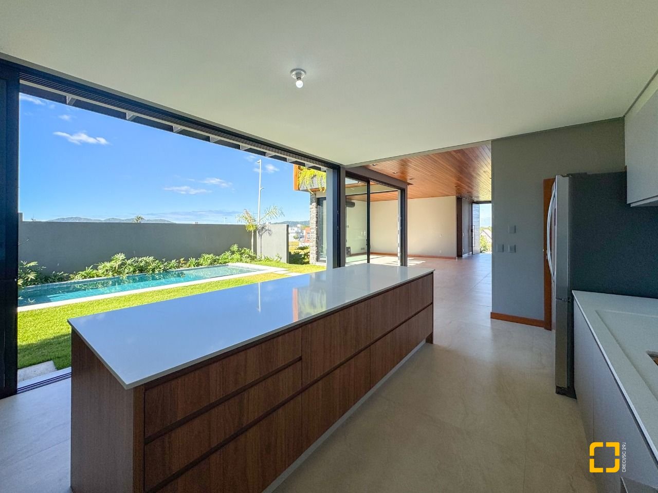 Casa com 607m², 8 quartos (sendo 4 suítes), 6 garagens, no bairro Lagoa da Conceição em Florianópolis