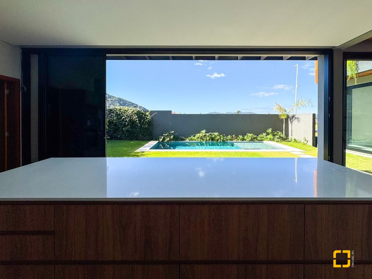 Casa com 607m², 8 quartos (sendo 4 suítes), 6 garagens, no bairro Lagoa da Conceição em Florianópolis