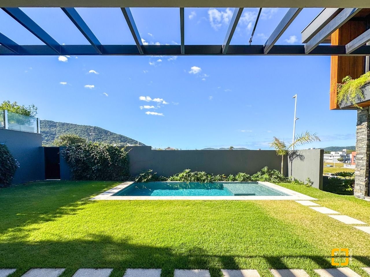 Casa com 607m², 8 quartos (sendo 4 suítes), 6 garagens, no bairro Lagoa da Conceição em Florianópolis