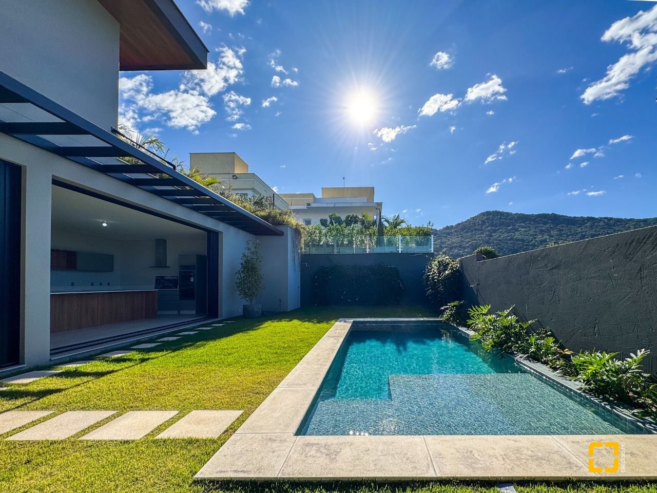 Casa com 607m², 8 quartos (sendo 4 suítes), 6 garagens, no bairro Lagoa da Conceição em Florianópolis