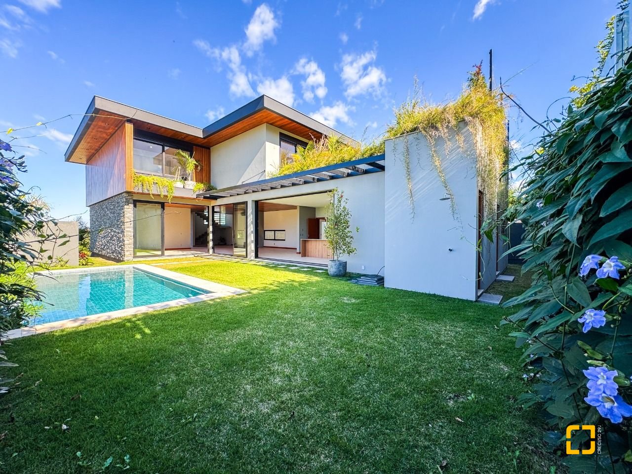Casa com 607m², 8 quartos (sendo 4 suítes), 6 garagens, no bairro Lagoa da Conceição em Florianópolis