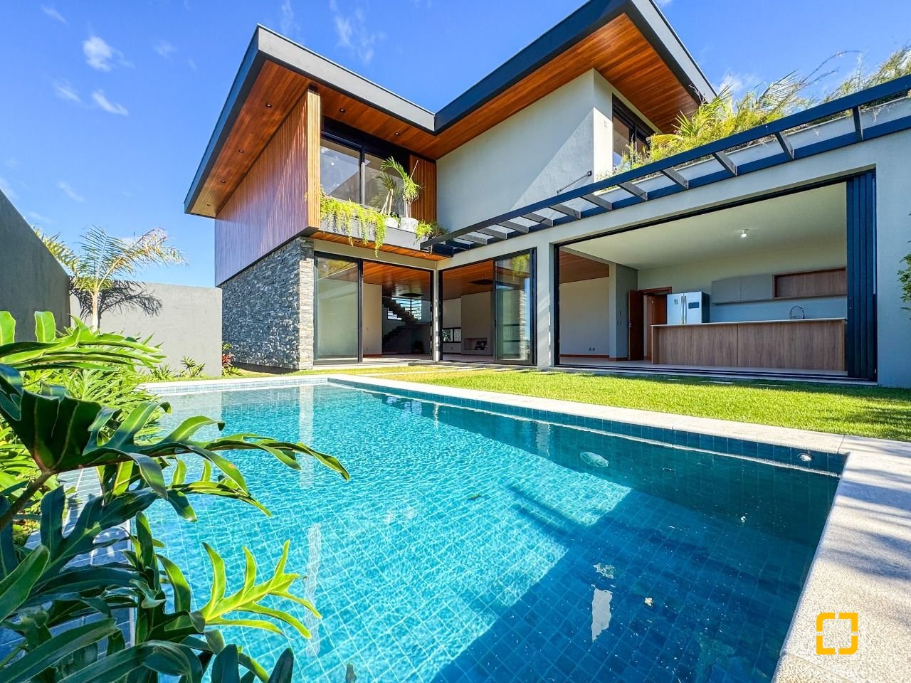 Casa com 607m², 8 quartos (sendo 4 suítes), 6 garagens, no bairro Lagoa da Conceição em Florianópolis