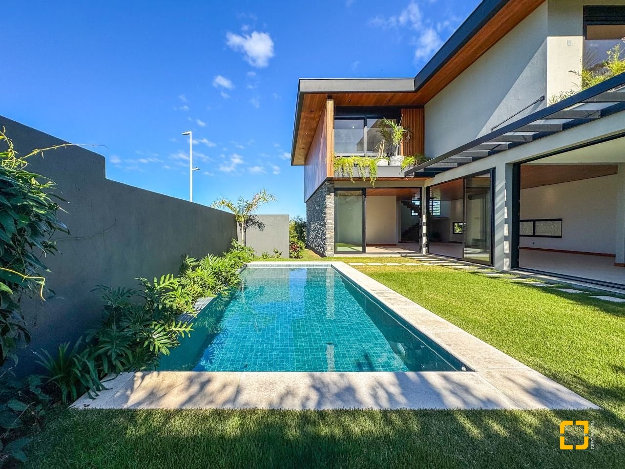 Casa com 607m², 8 quartos (sendo 4 suítes), 6 garagens, no bairro Lagoa da Conceição em Florianópolis