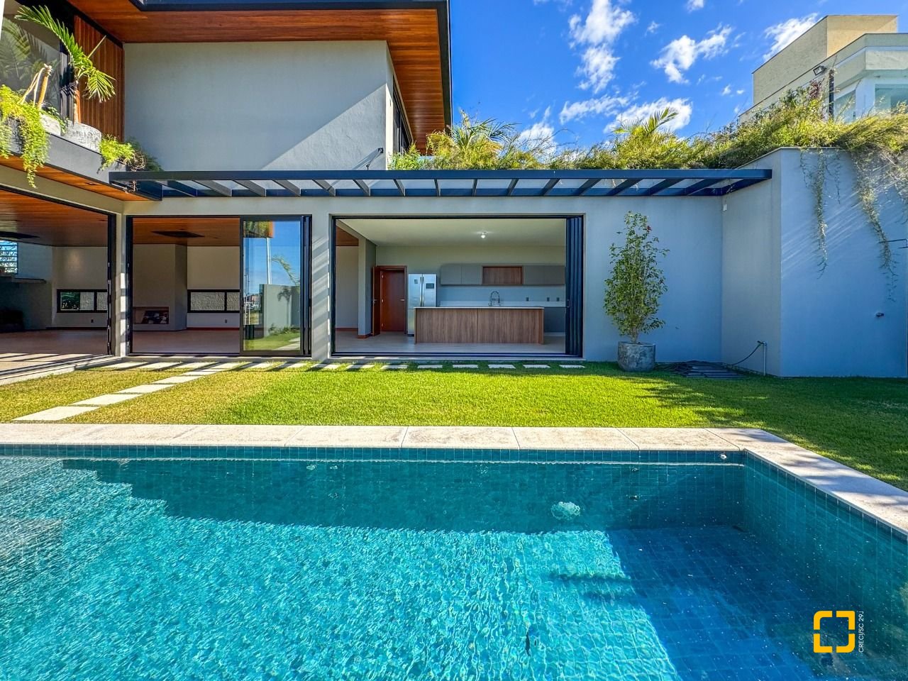 Casa com 607m², 8 quartos (sendo 4 suítes), 6 garagens, no bairro Lagoa da Conceição em Florianópolis
