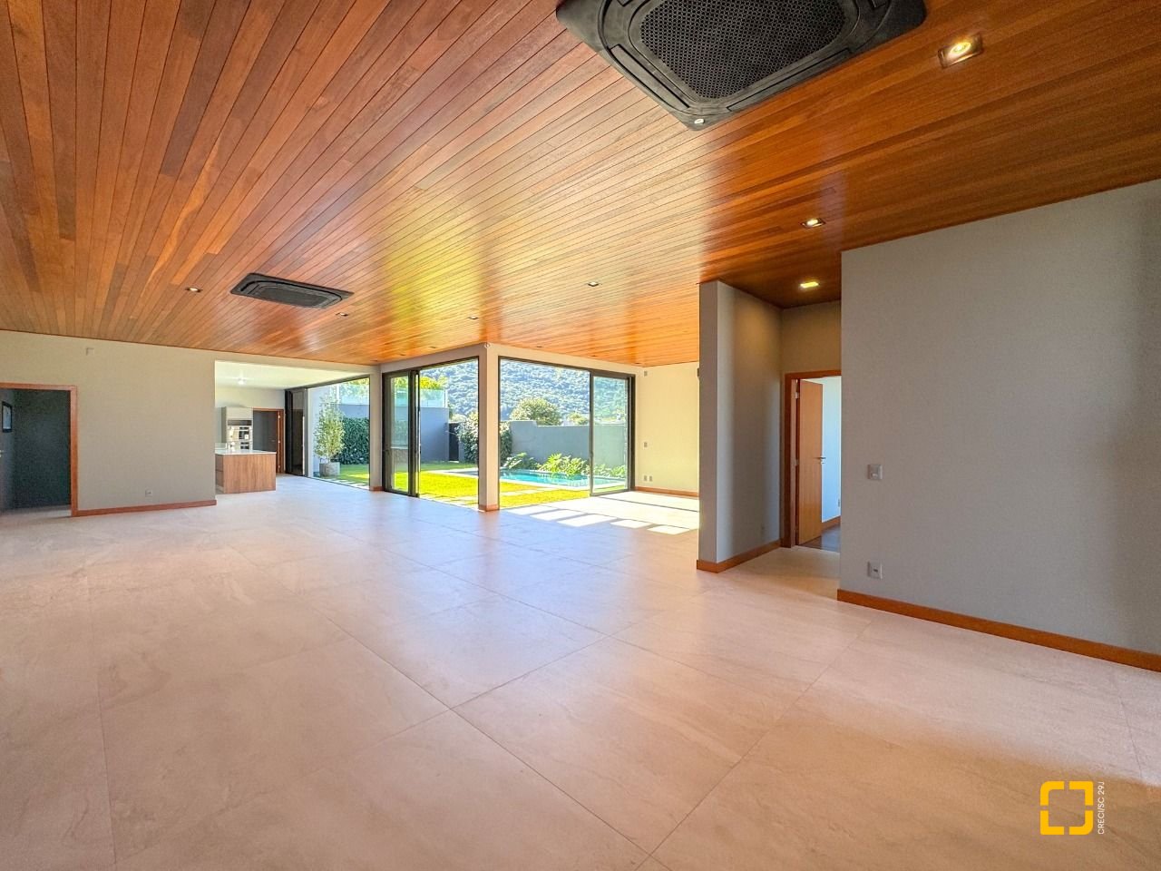 Casa com 607m², 8 quartos (sendo 4 suítes), 6 garagens, no bairro Lagoa da Conceição em Florianópolis