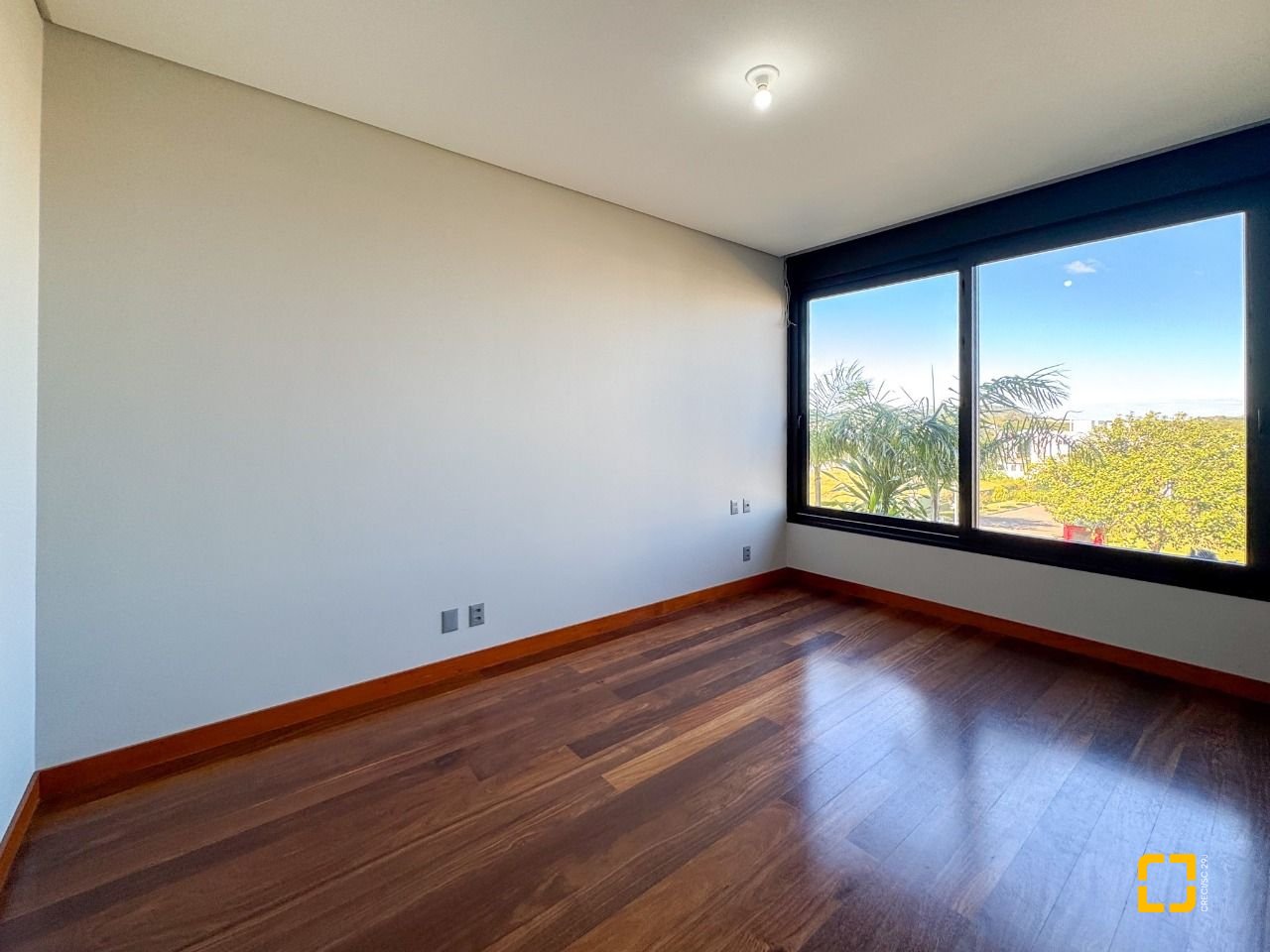 Casa com 607m², 8 quartos (sendo 4 suítes), 6 garagens, no bairro Lagoa da Conceição em Florianópolis