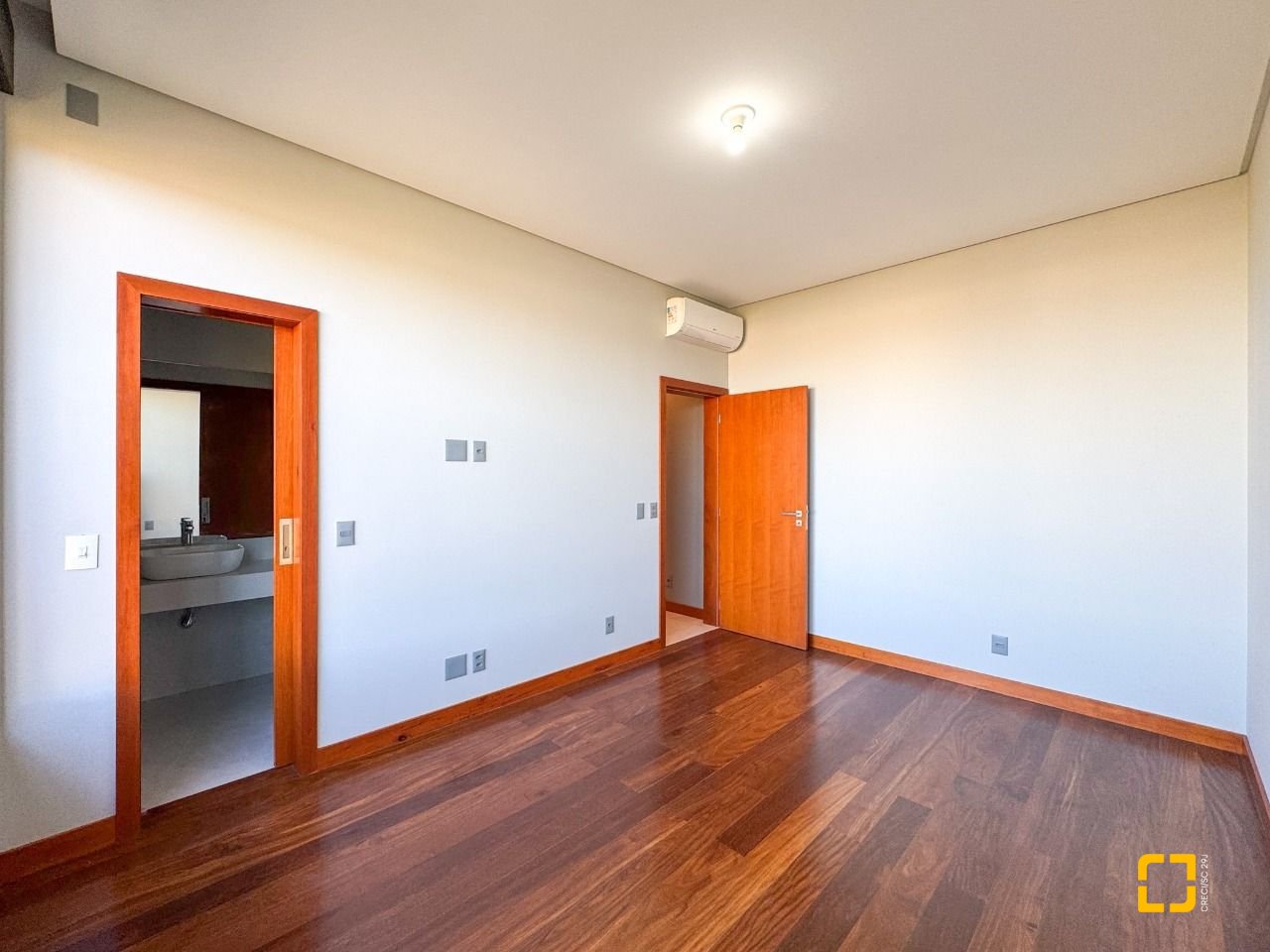 Casa com 607m², 8 quartos (sendo 4 suítes), 6 garagens, no bairro Lagoa da Conceição em Florianópolis