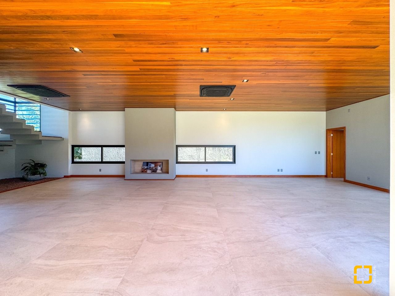 Casa com 607m², 8 quartos (sendo 4 suítes), 6 garagens, no bairro Lagoa da Conceição em Florianópolis