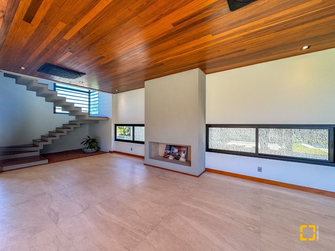 Casa com 607m², 8 quartos (sendo 4 suítes), 6 garagens, no bairro Lagoa da Conceição em Florianópolis
