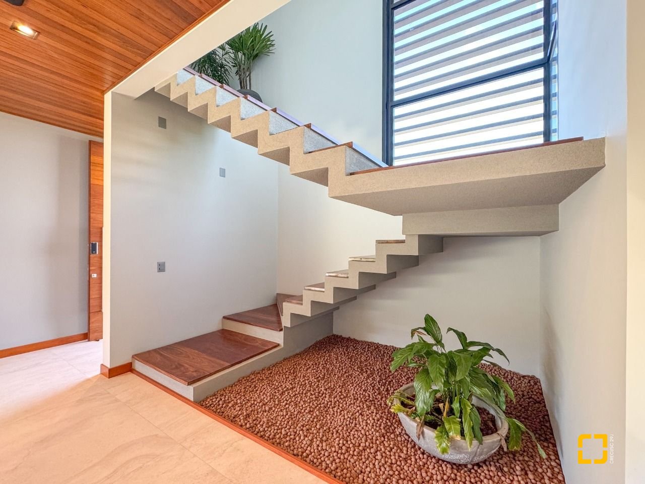 Casa com 607m², 8 quartos (sendo 4 suítes), 6 garagens, no bairro Lagoa da Conceição em Florianópolis