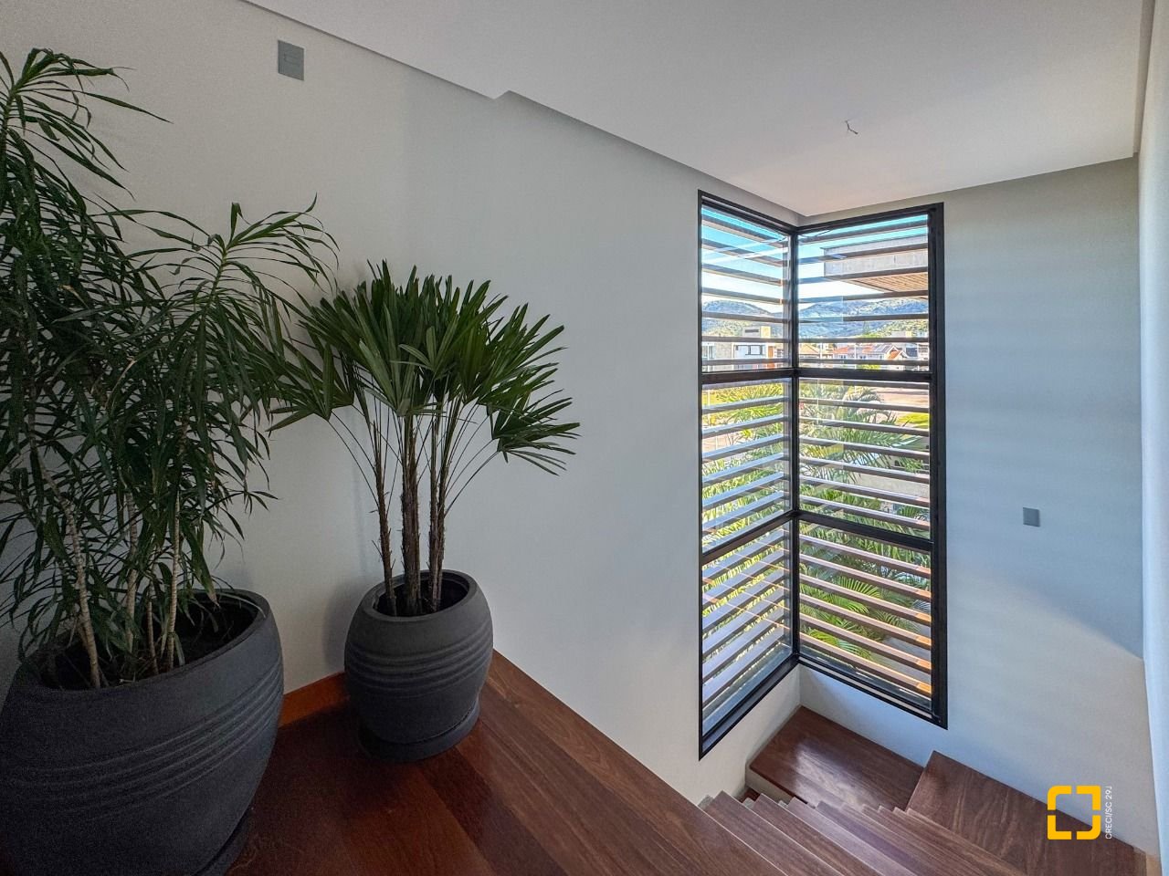 Casa com 607m², 8 quartos (sendo 4 suítes), 6 garagens, no bairro Lagoa da Conceição em Florianópolis