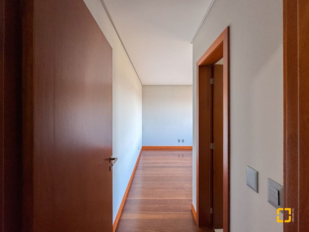 Casa com 607m², 8 quartos (sendo 4 suítes), 6 garagens, no bairro Lagoa da Conceição em Florianópolis