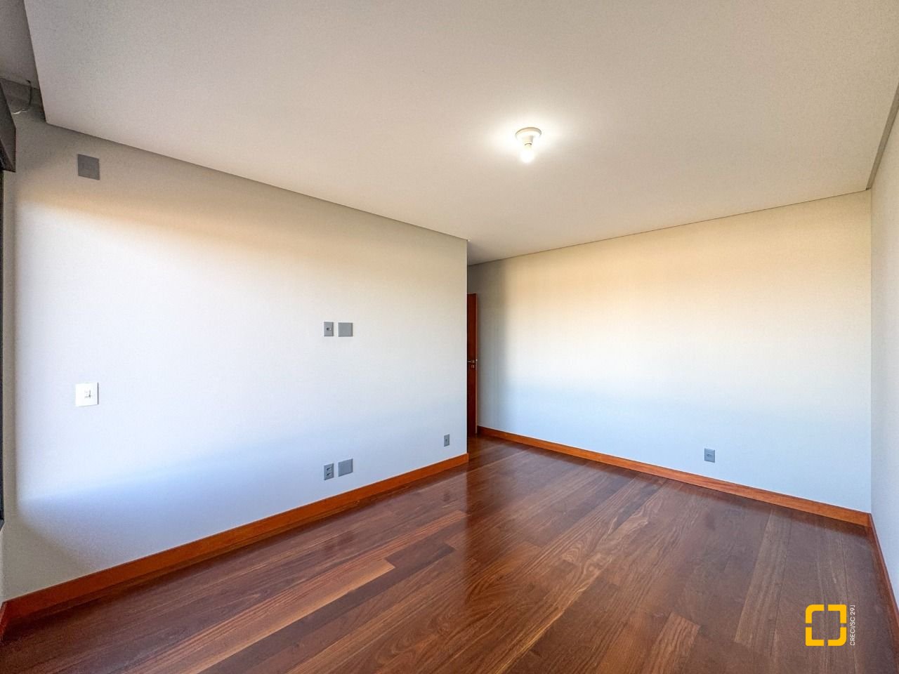 Casa com 607m², 8 quartos (sendo 4 suítes), 6 garagens, no bairro Lagoa da Conceição em Florianópolis