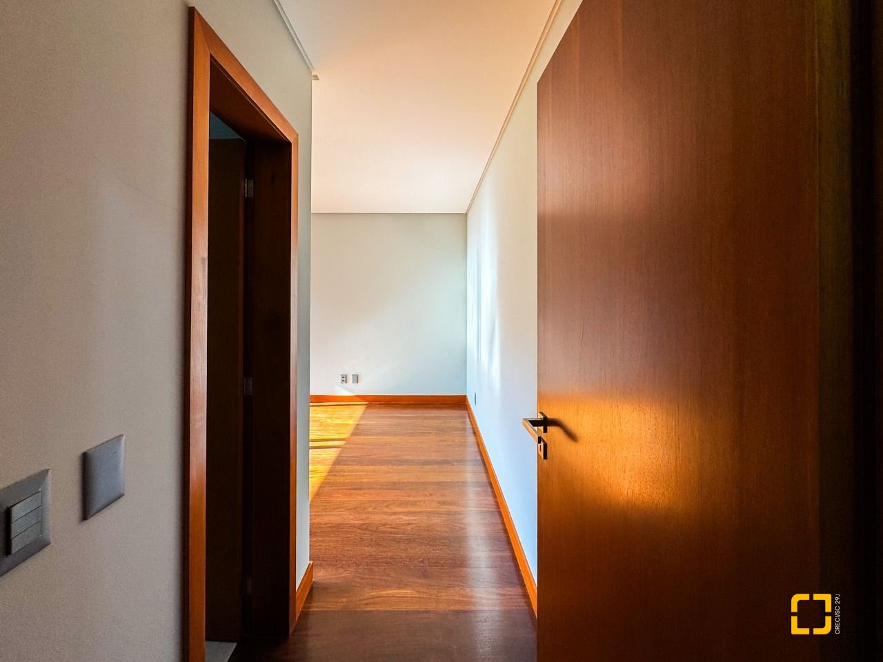 Casa com 607m², 8 quartos (sendo 4 suítes), 6 garagens, no bairro Lagoa da Conceição em Florianópolis