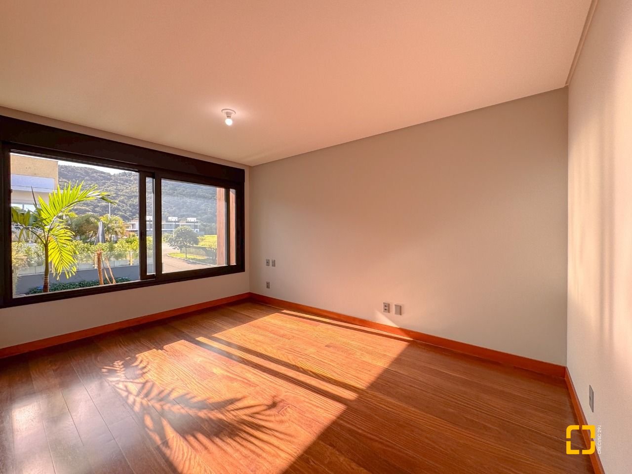 Casa com 607m², 8 quartos (sendo 4 suítes), 6 garagens, no bairro Lagoa da Conceição em Florianópolis