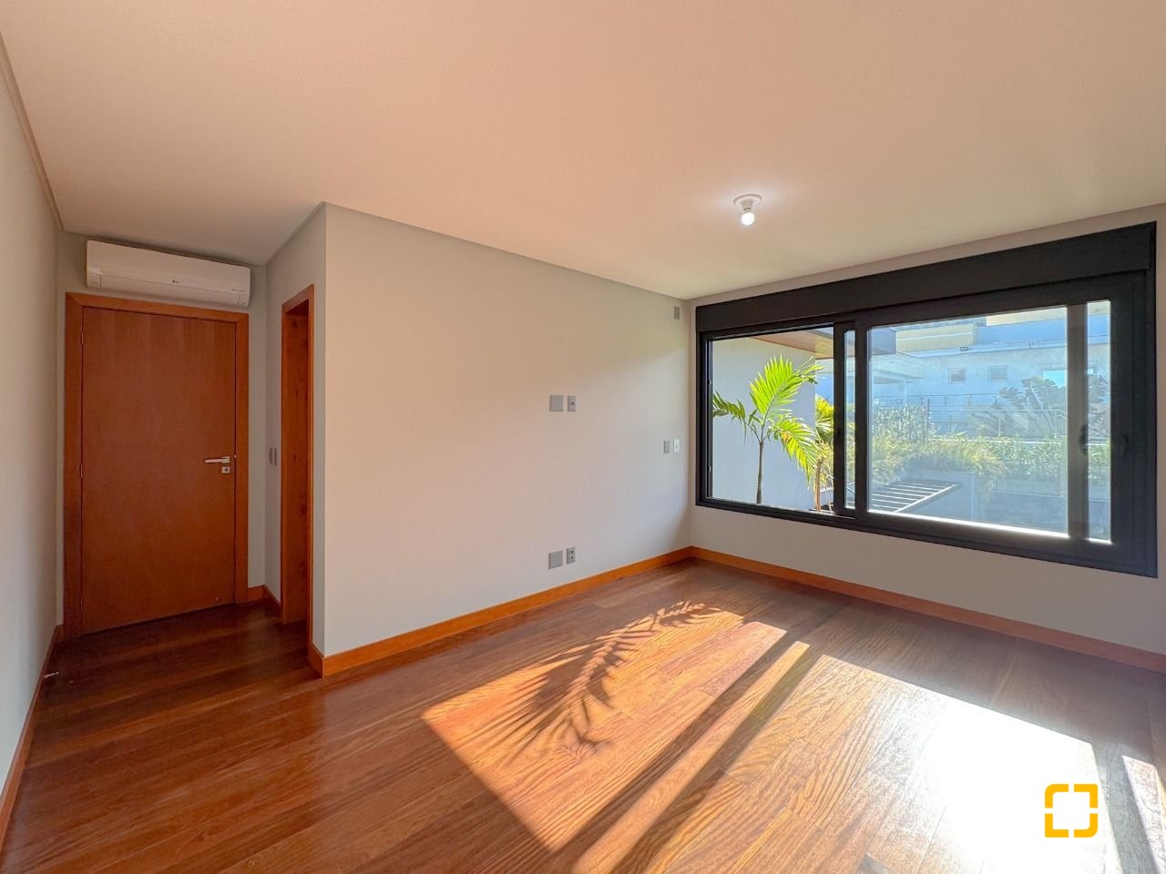 Casa com 607m², 8 quartos (sendo 4 suítes), 6 garagens, no bairro Lagoa da Conceição em Florianópolis