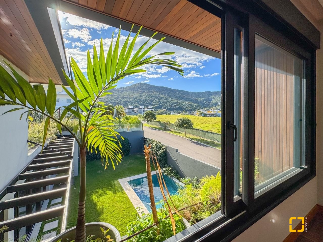 Casa com 607m², 8 quartos (sendo 4 suítes), 6 garagens, no bairro Lagoa da Conceição em Florianópolis